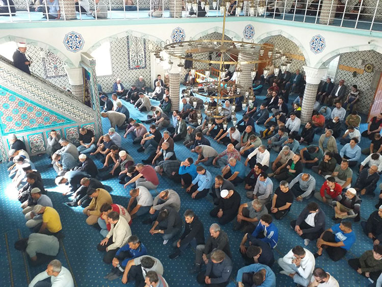 Filistin'de hayatını kaybedenler için gıyabi cenaze namazı kılındı